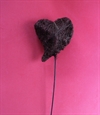 Brunt Sisalhjerte på metalpind. Hjertet måler ca. 10 x 8 cm.